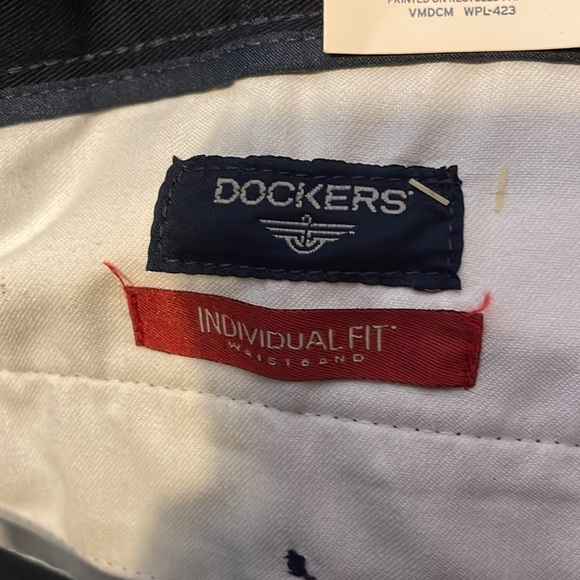 Dockers Classic Fit Pleated Khaki‎ Pants - Picture 7 of 8